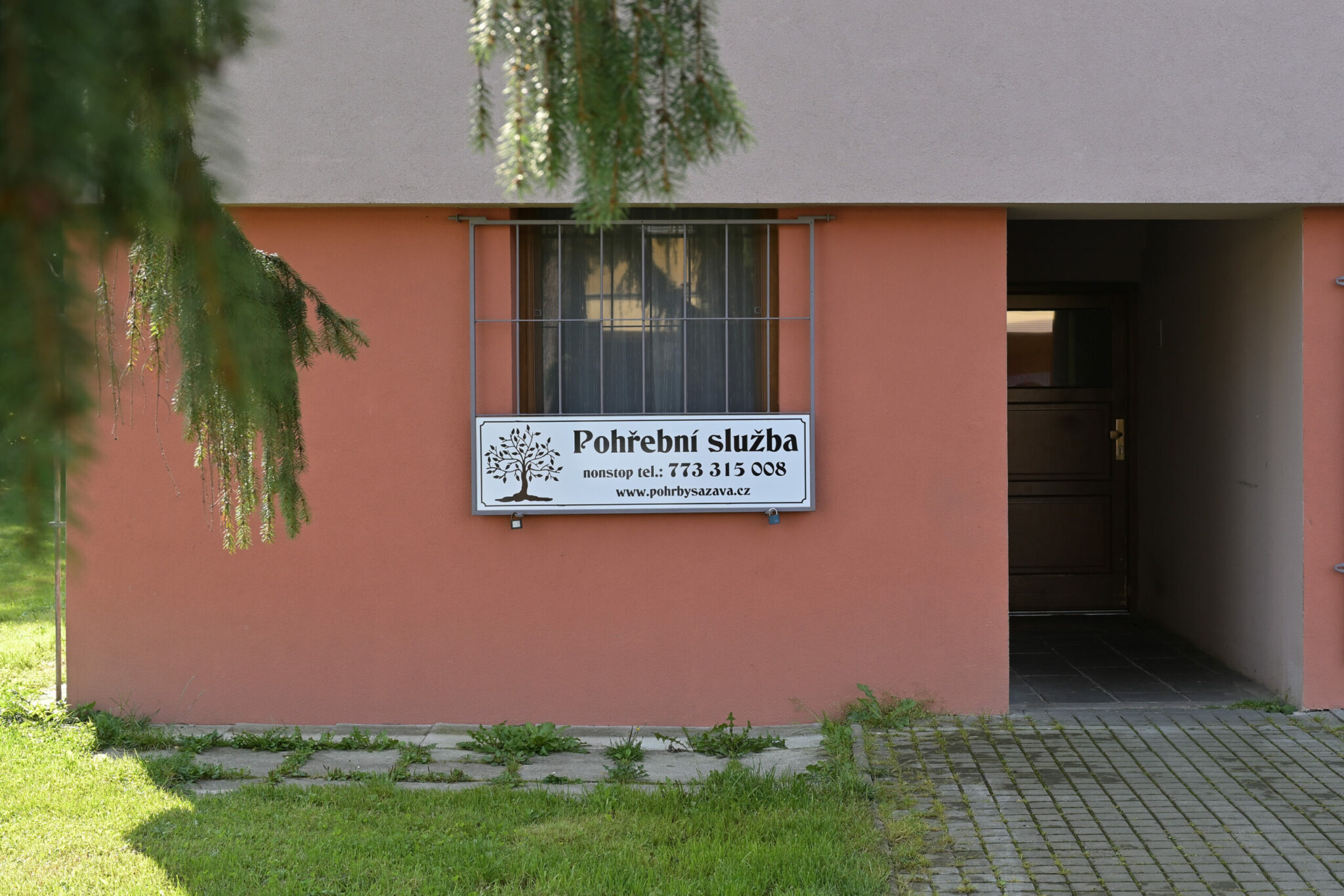 vchod do kanceláře pohřební služby