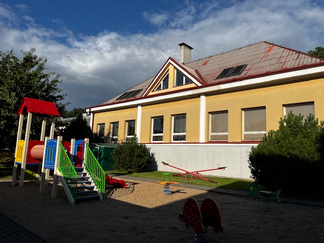 Hřiště a pohled na speciální ZŠ v Poděbradech